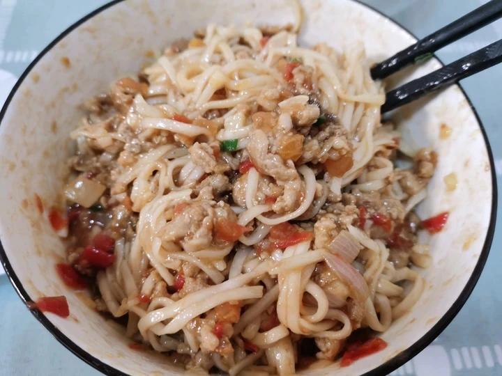 一碗根本不够的番茄肉酱面
