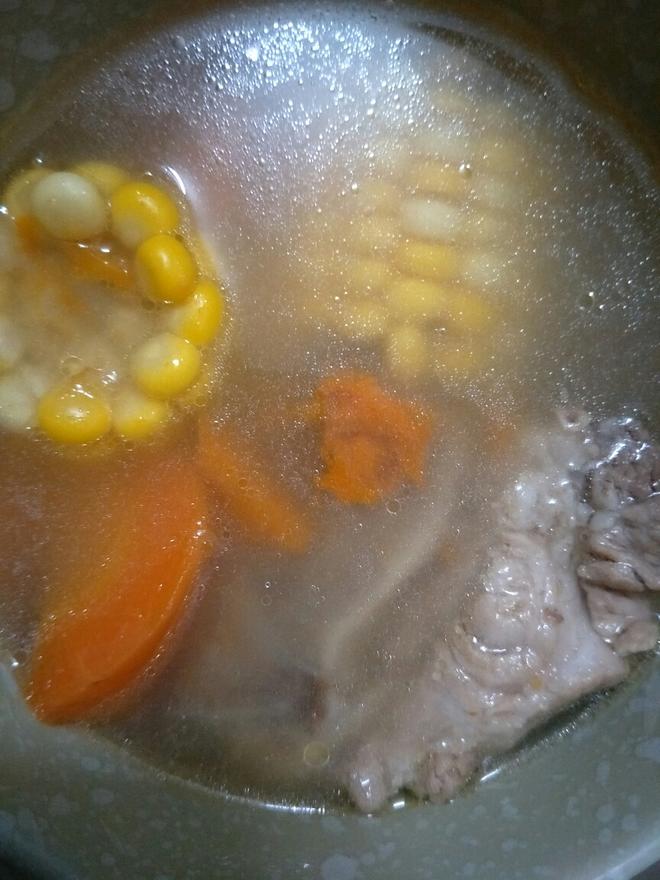 玉米红萝卜骨头汤的做法