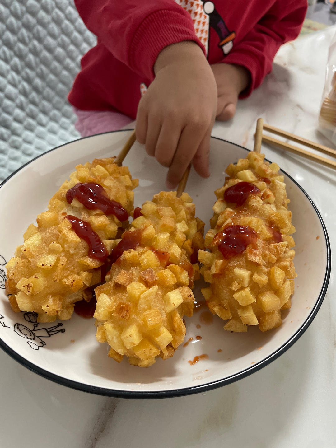冬日精致快手下午茶（土豆芝士热狗棒沙拉 + 橙汁伏特加）