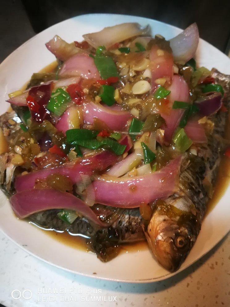 厨师长教你：“葱香鲫鱼”的家常做法，味道鲜美，先收藏起来