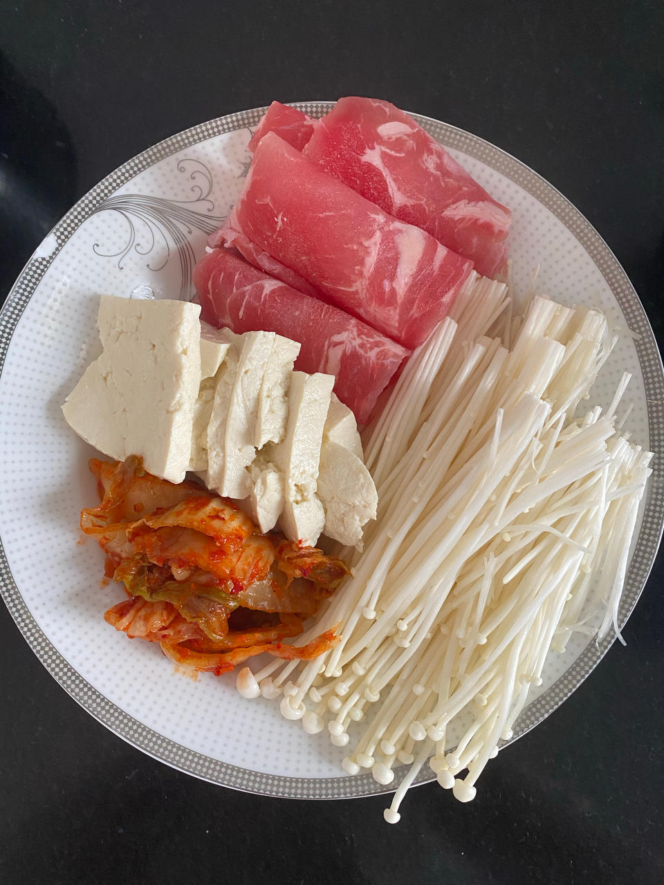 辣白菜金针菇肥牛豆腐锅