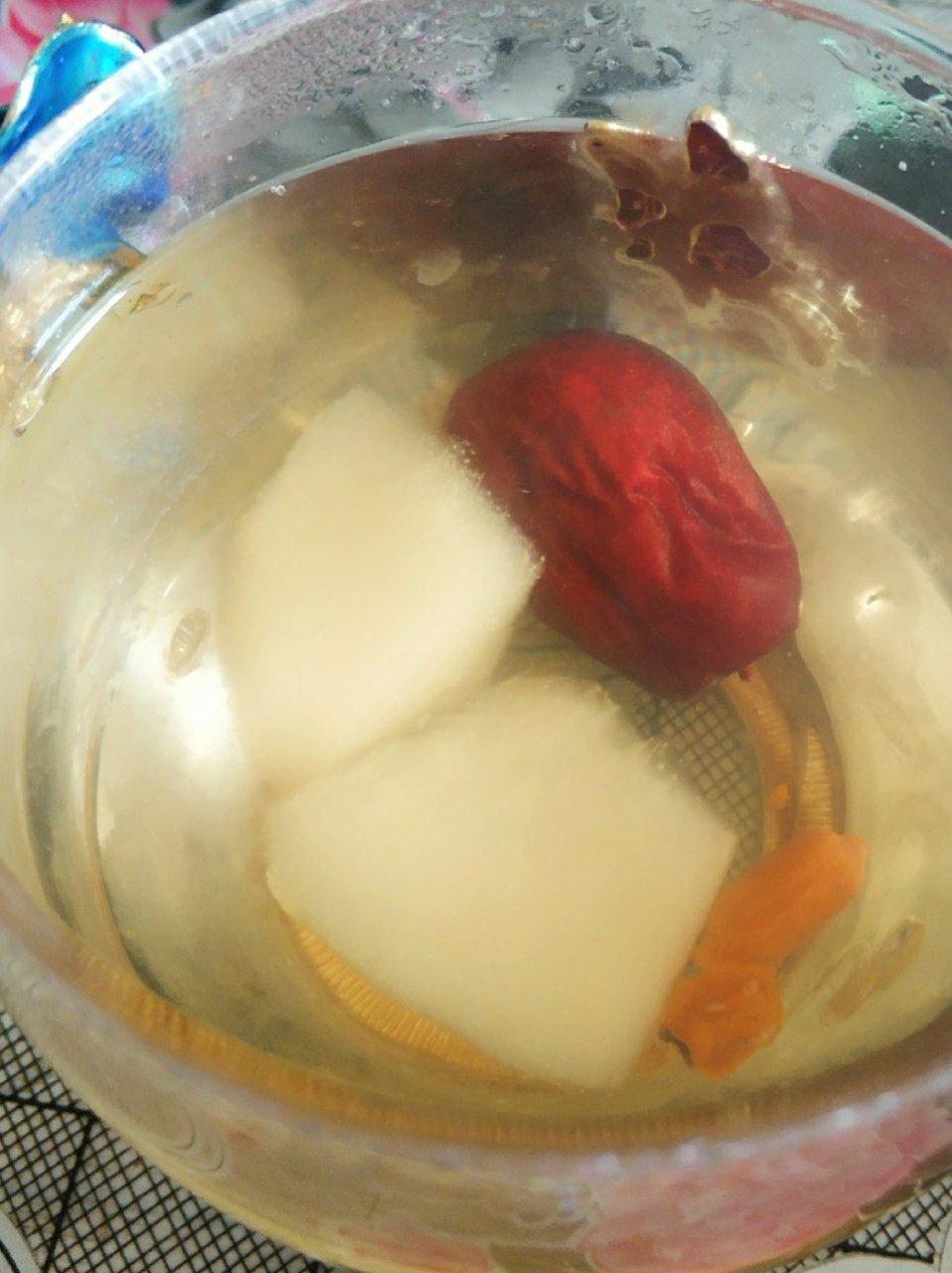 冰糖雪梨红枣养生汤