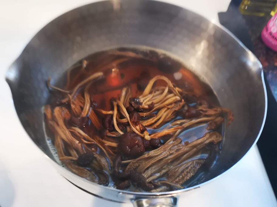 干锅茶树菇的做法 步骤3