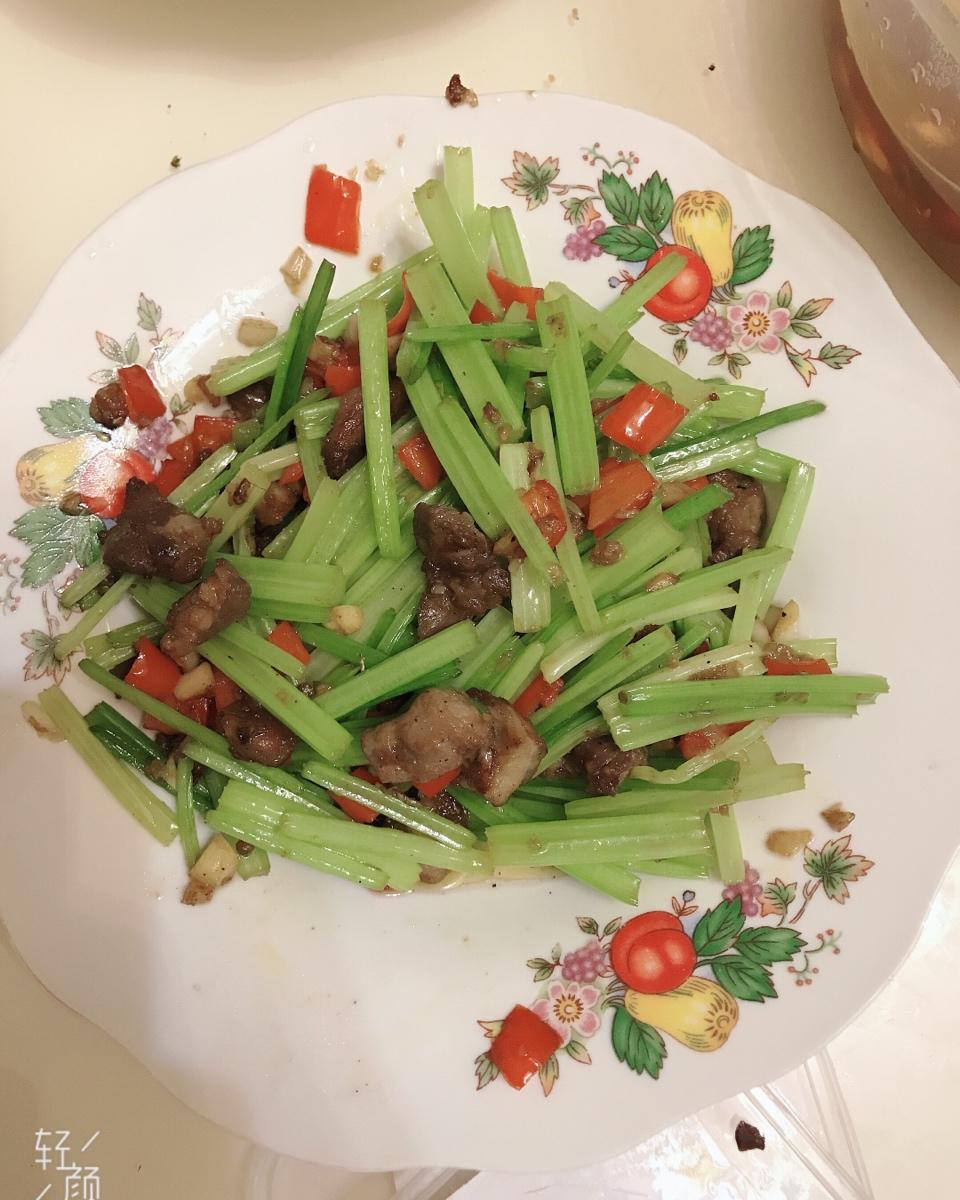 香芹炒肉家常下饭菜！