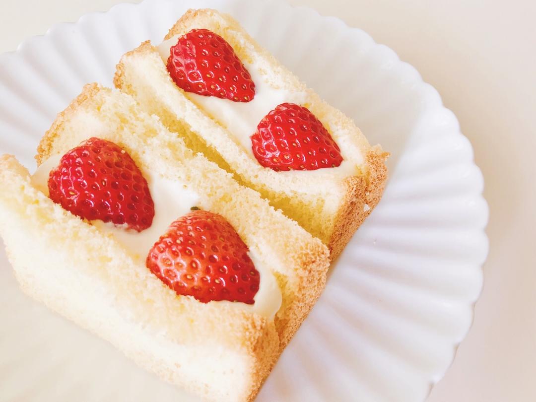 韩国最热门的甜品店Le Bread Lab的草莓蛋糕卷
