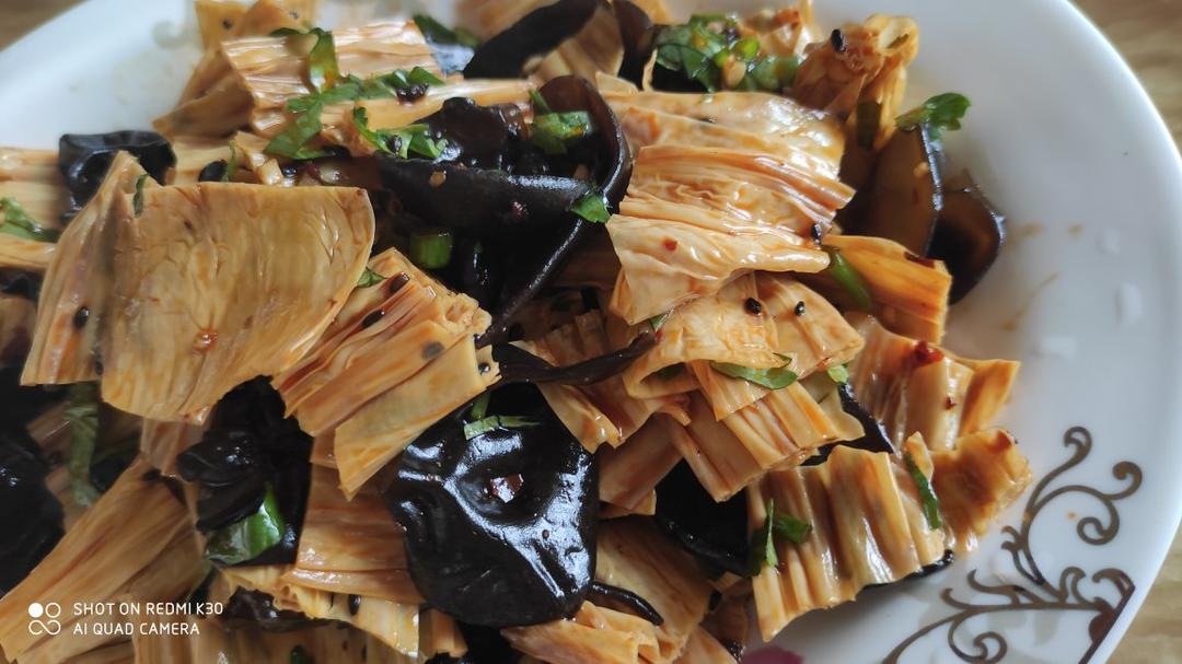 就像有句话所说：成年人的世界里，从来就没有“容易”二字。很多时候，你只能单枪匹马，直面生活的兵荒马乱。