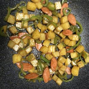 超下饭，青椒火腿肠炒土豆的做法 步骤6