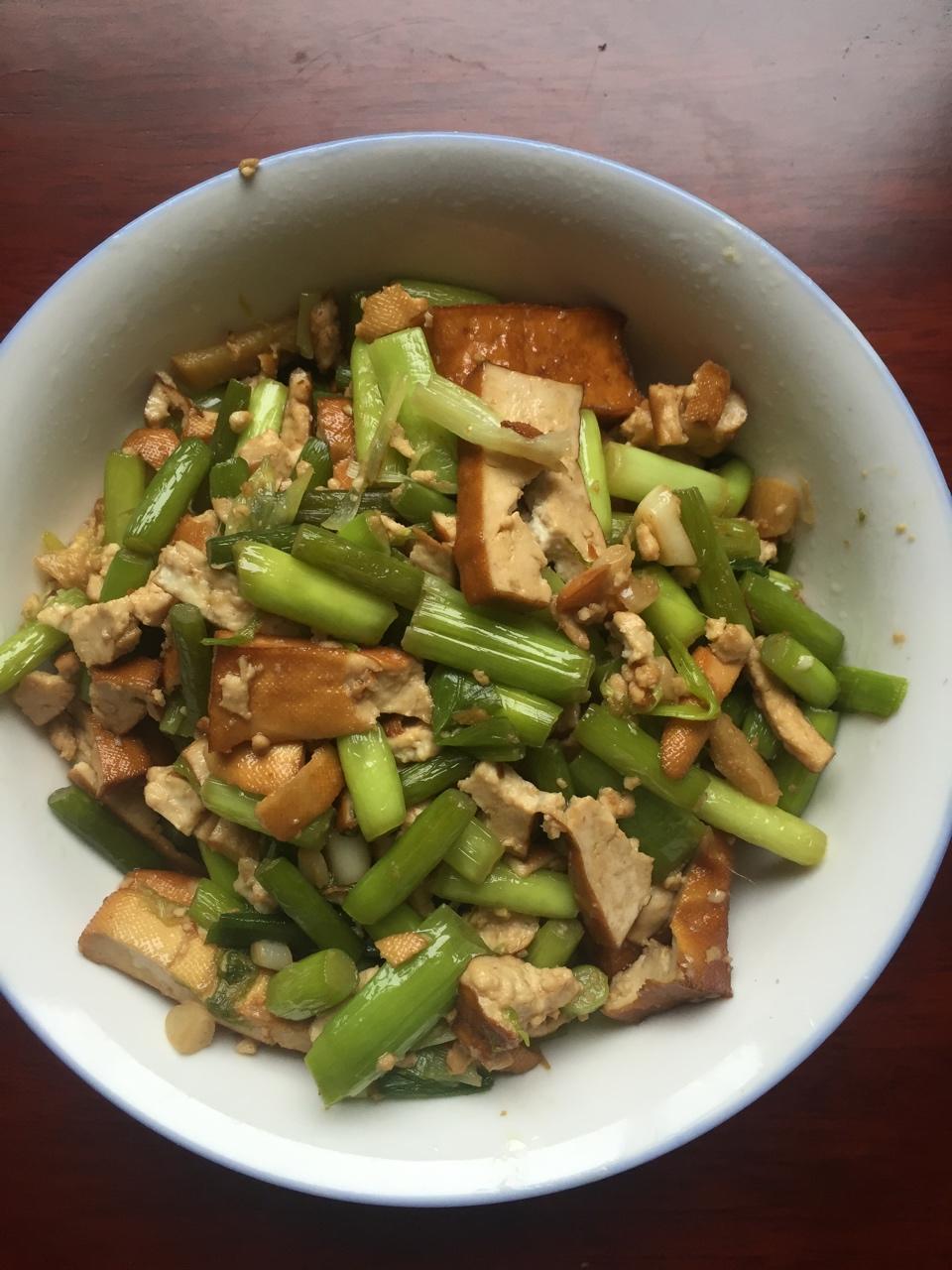 蒜苗素炒豆腐干