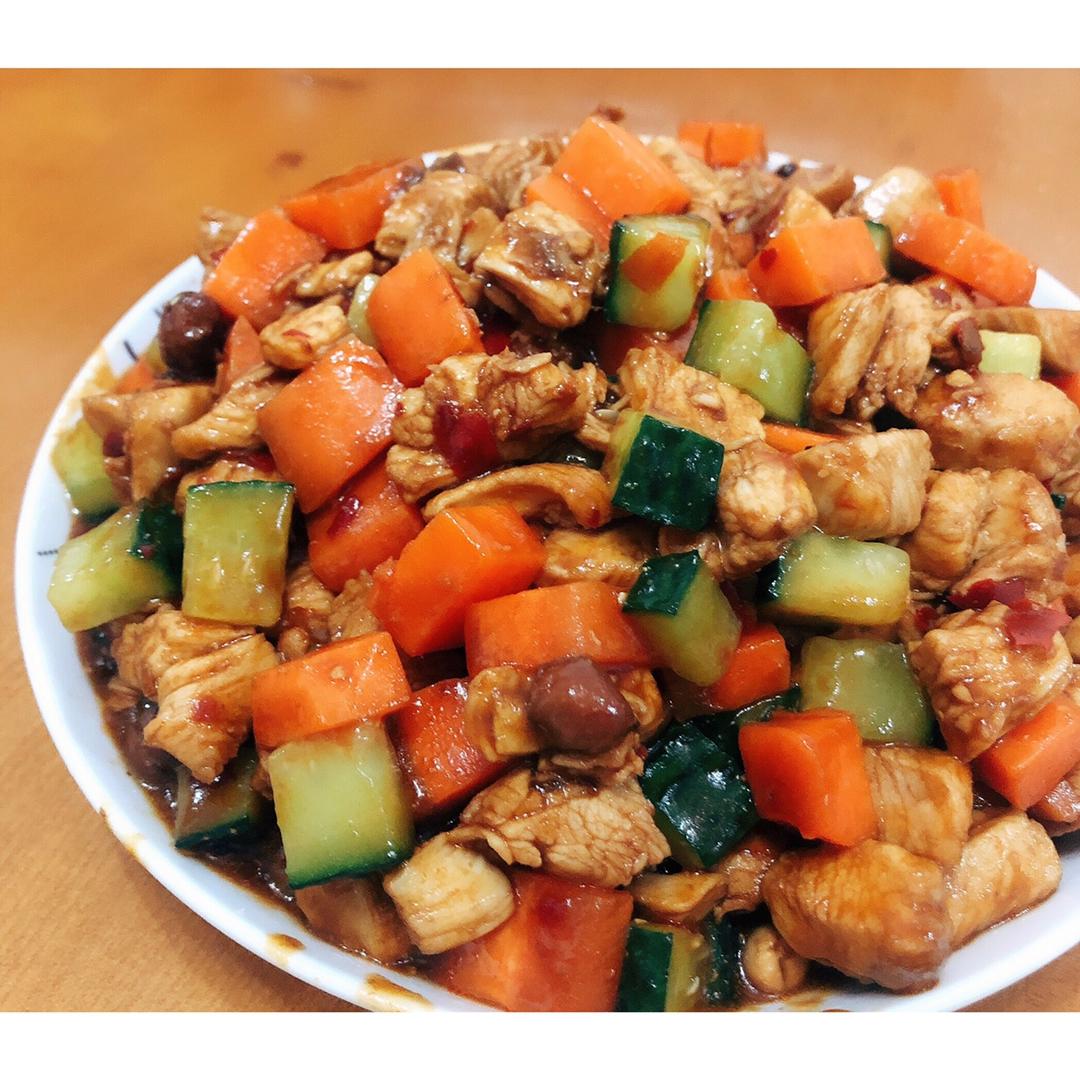 宫保鸡丁（酸甜口 鸡丁嫩 没有加额外盐 总之是超好吃的版本～ 还有炸花生米小技巧啦 ）