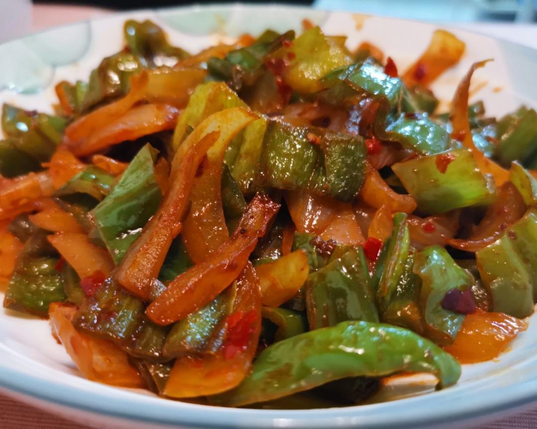 青椒炒洋葱的做法