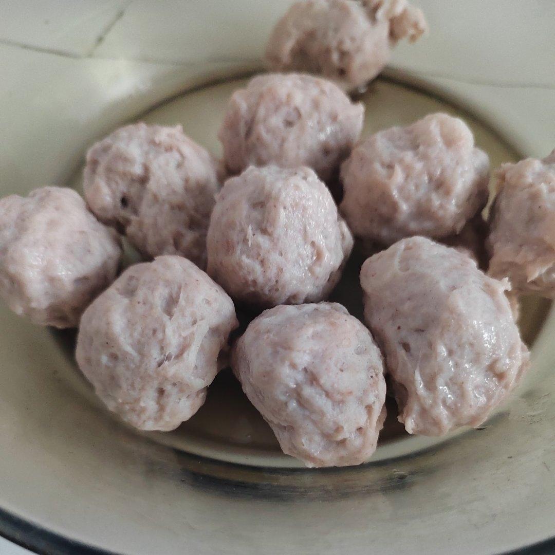 花76买了6斤猪肉，给小朋友做台湾烤肠，Q弹爆汁，脆皮紧实好吃