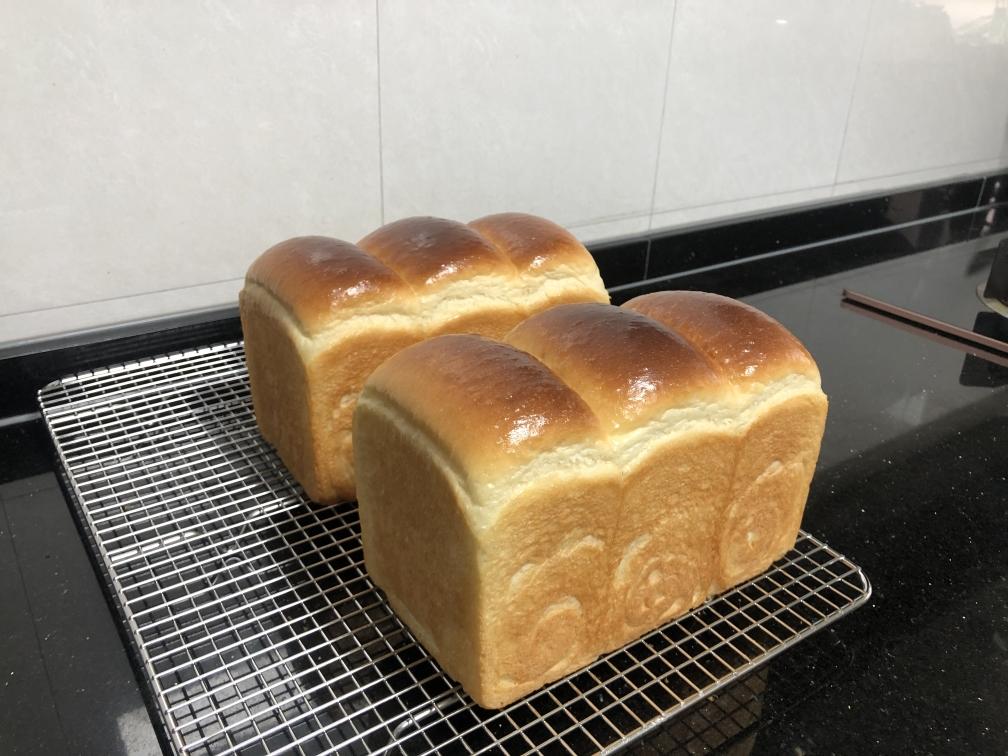 鲜奶牧场吐司制作揭秘，绵密的吐司谁不爱啊