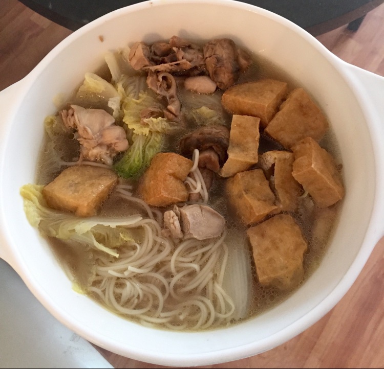 油豆腐香菇鸡腿煲