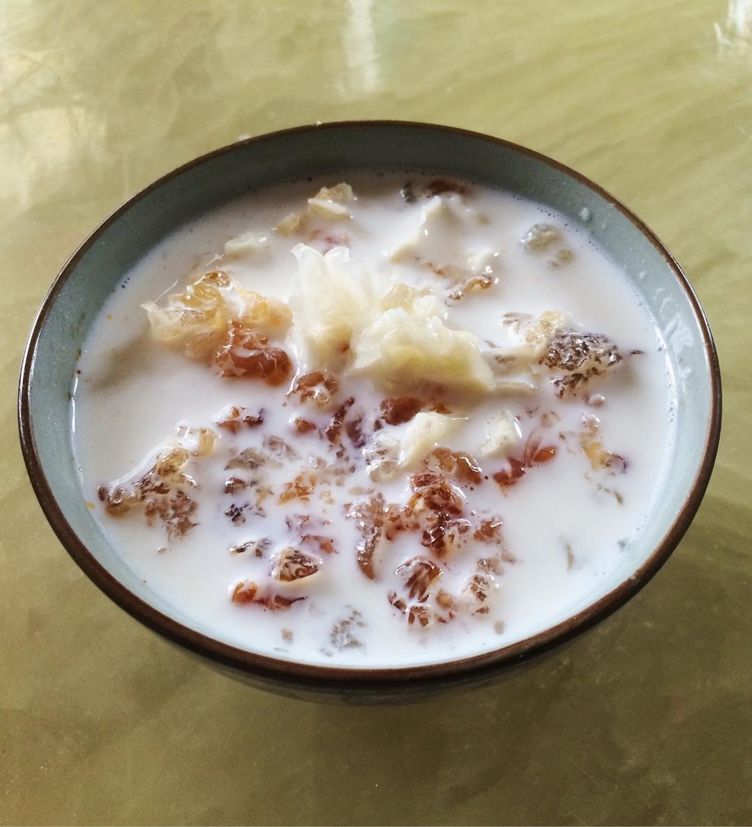 牛奶炖桃胶