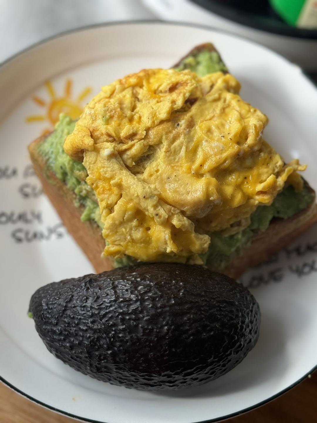 减脂也能吃的牛油果滑蛋吐司