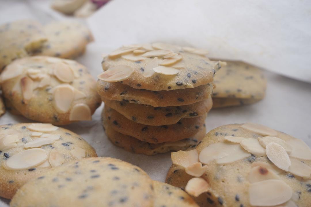 小时候的味道 — 芝麻鸡蛋薄脆饼干