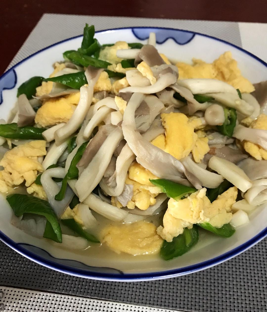 平菇青椒炒鸡蛋 好吃又营养的超快手家常菜