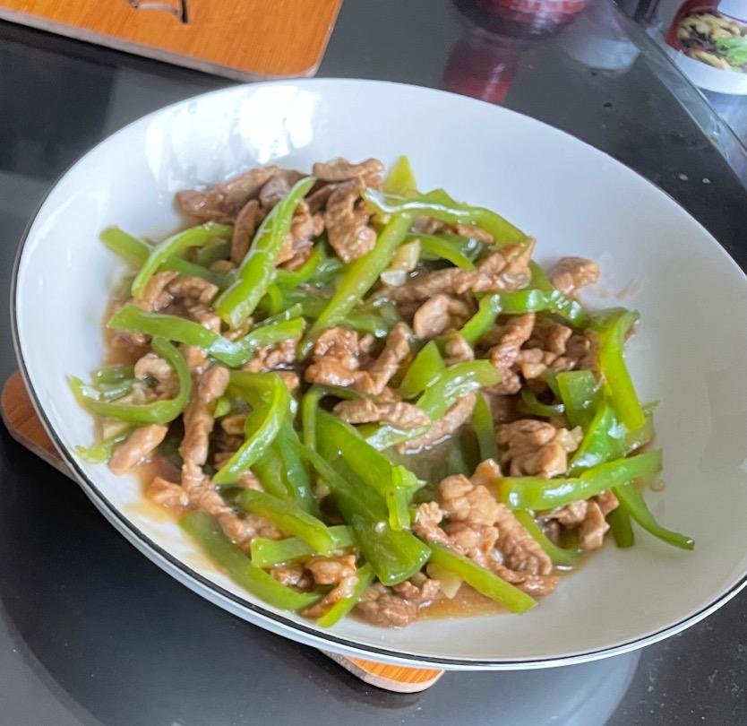 青椒肉丝，这样炒太好吃了。