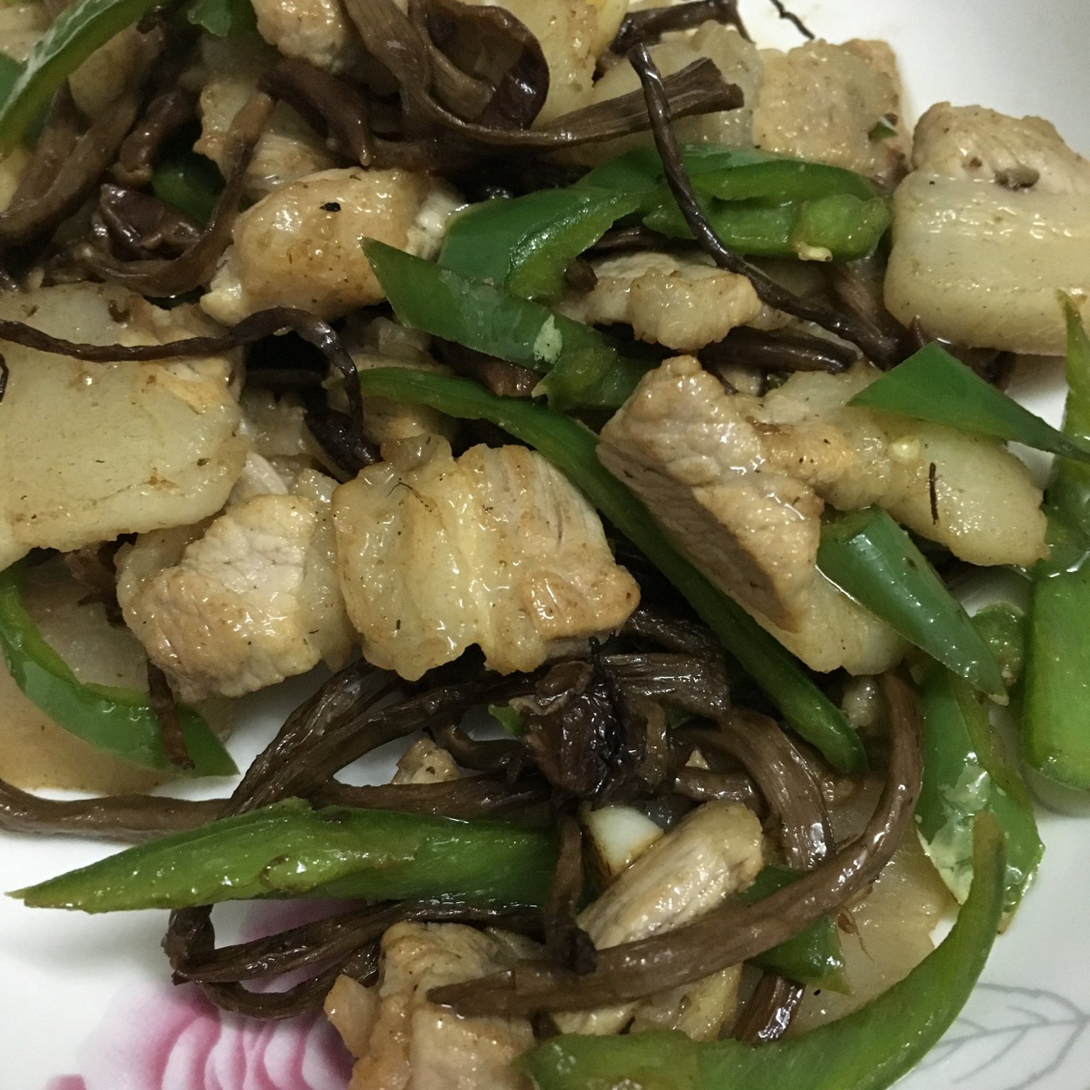 五花肉干锅茶树菇
