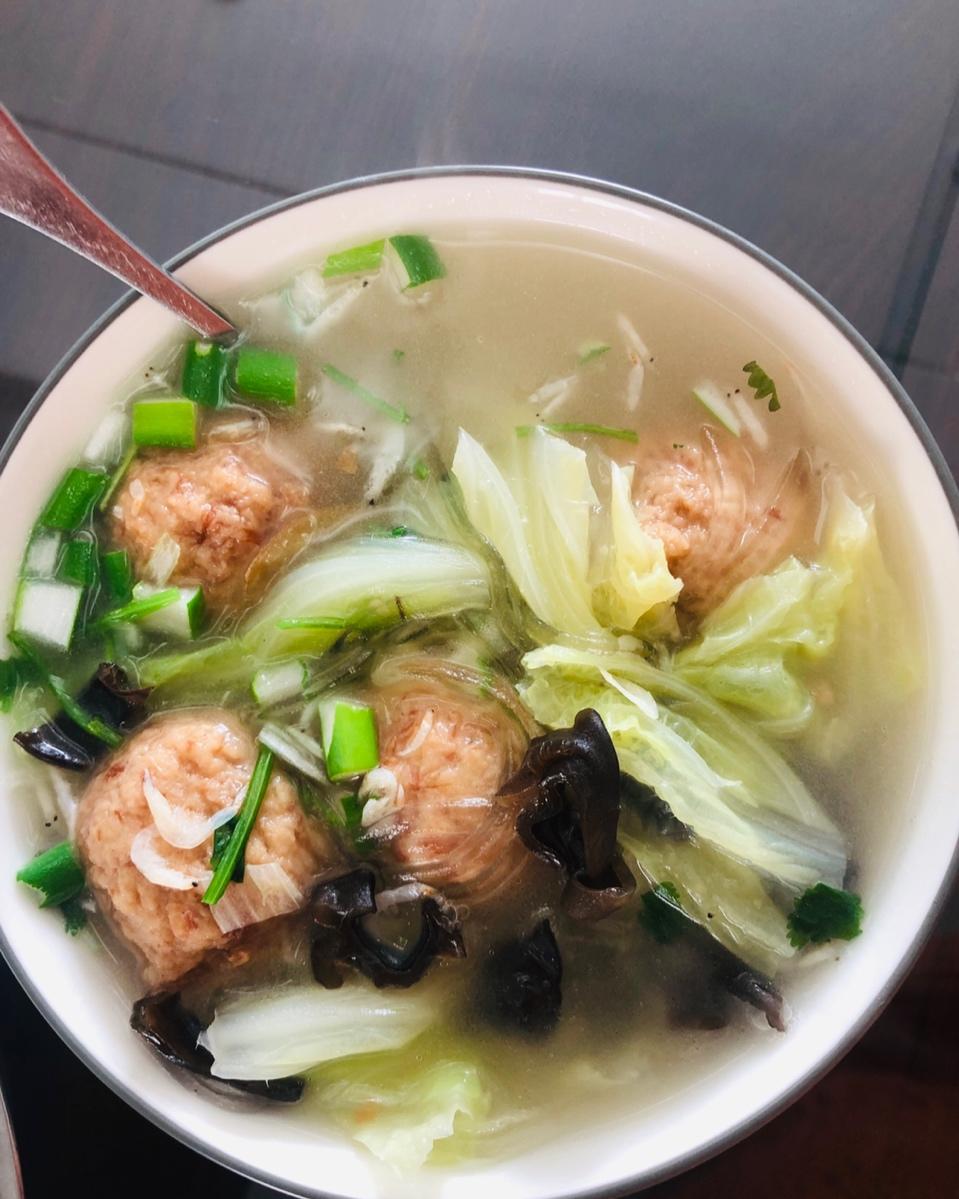 野梅做的白菜丸子粉丝汤