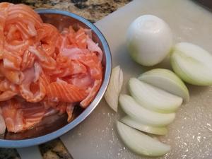 熊熊白白-泡菜洋葱生渍三文鱼的做法 步骤1