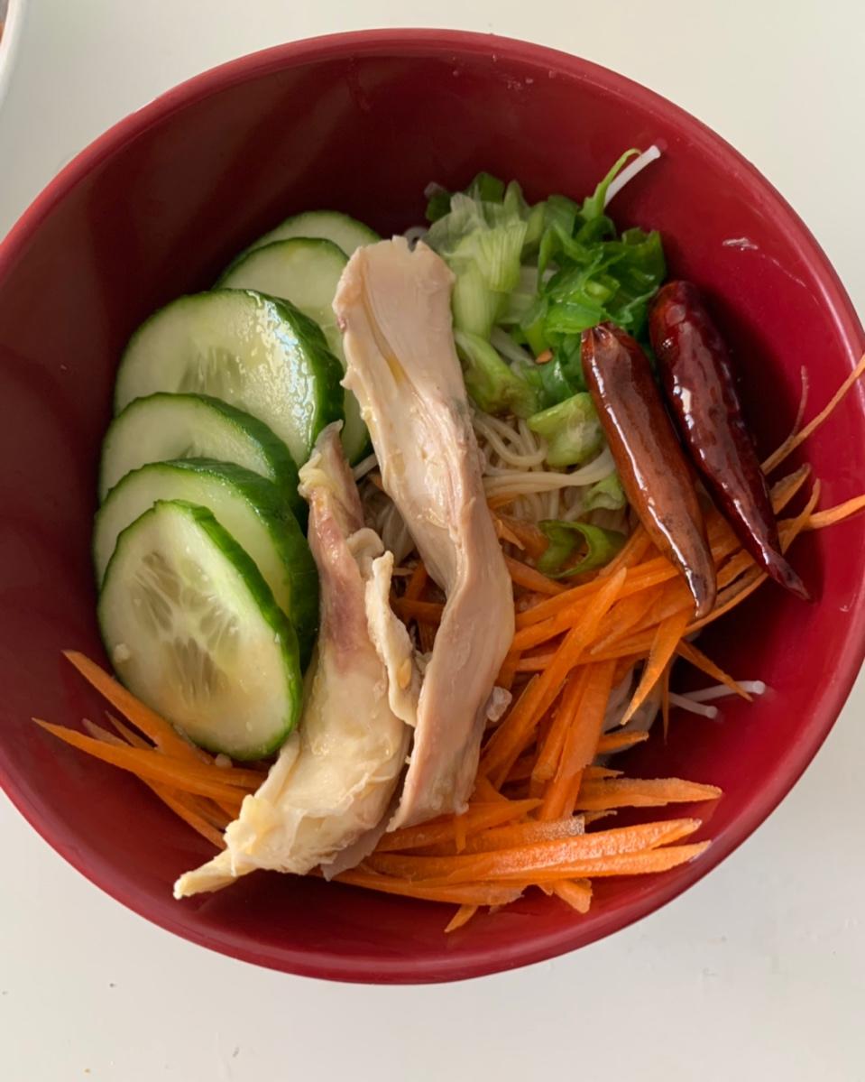 夏日爽口鸡丝蔬菜凉面