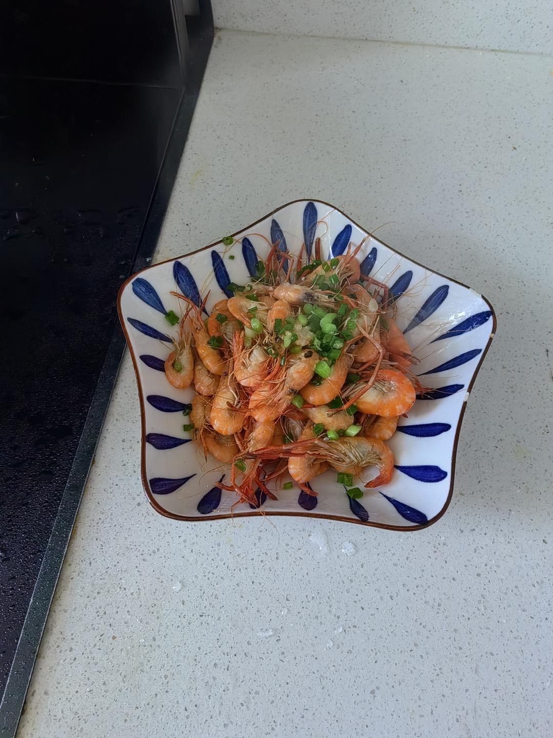 一口鲜掉眉毛！在家就能做的葱油河虾