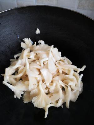 蘑菇肉片汤的做法 步骤4