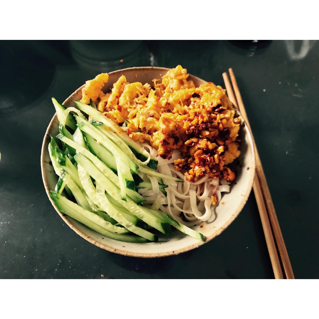 酱鸡蛋拌面