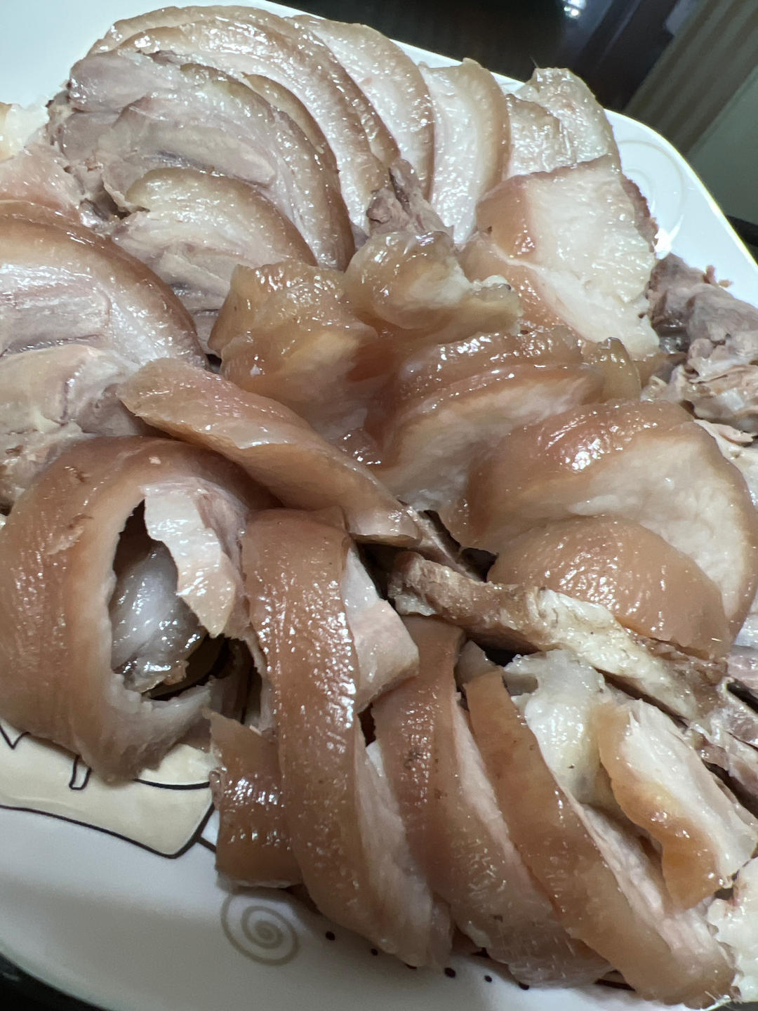 沾酱白切猪肘