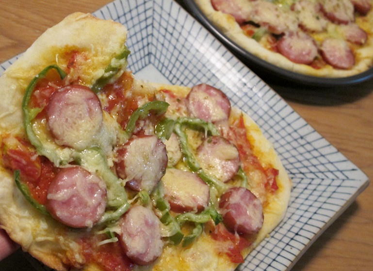 薄饼脆皮火腿pizza