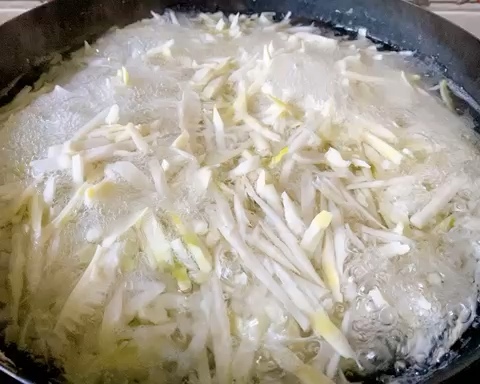 鲜笋的一种吃法与保存方法——笋丝雪菜与罐头的做法 步骤8