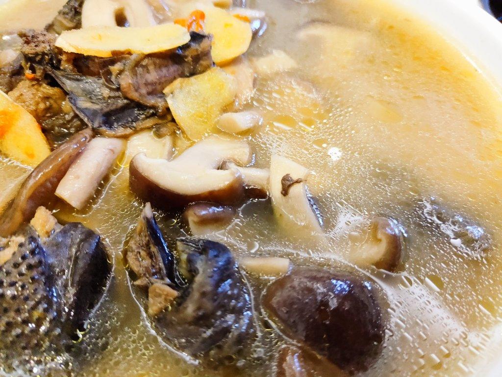 香菇炖鸡汤