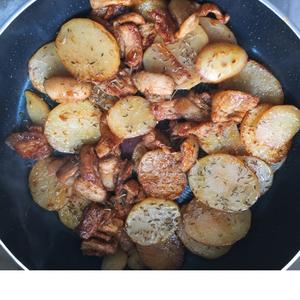 五花肉烧土豆片，孜然味，香的做法 步骤8