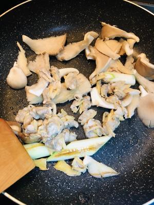 蛤蜊蘑菇海带汤的做法 步骤2