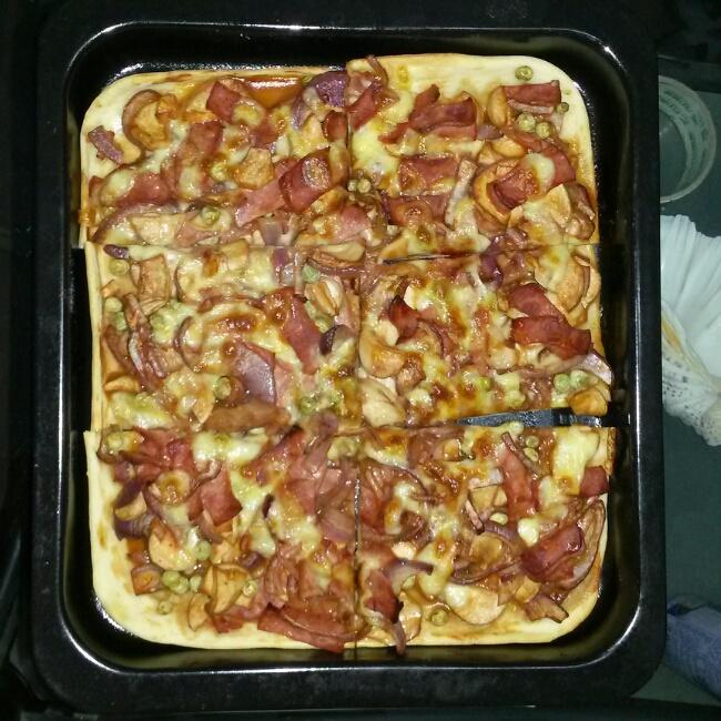 简单的家庭培根披萨