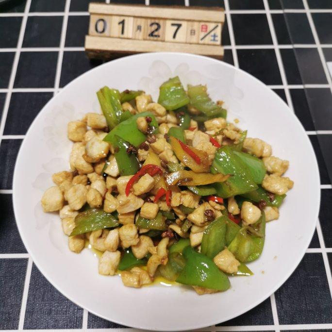 厨师长教你：“青椒炒鸡丁”的家常做法，开胃又下饭，味道很赞
