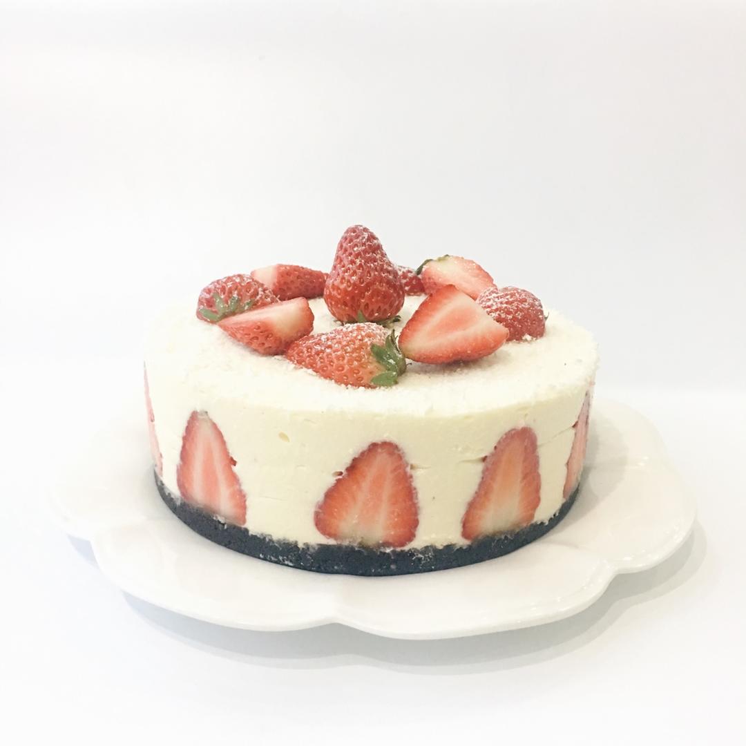 肉团子酱做的奥利奥草莓酸奶慕斯蛋糕(6寸)