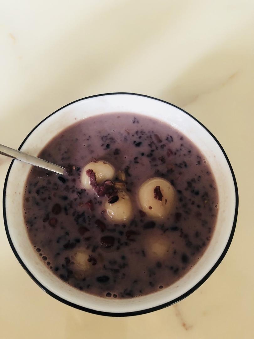 红豆黑米牛奶粥