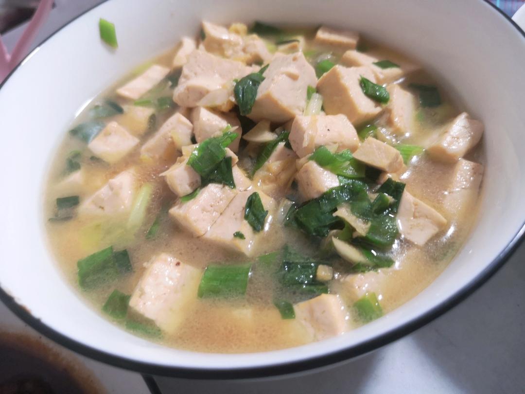 不放肉也超下饭的葱焖豆腐