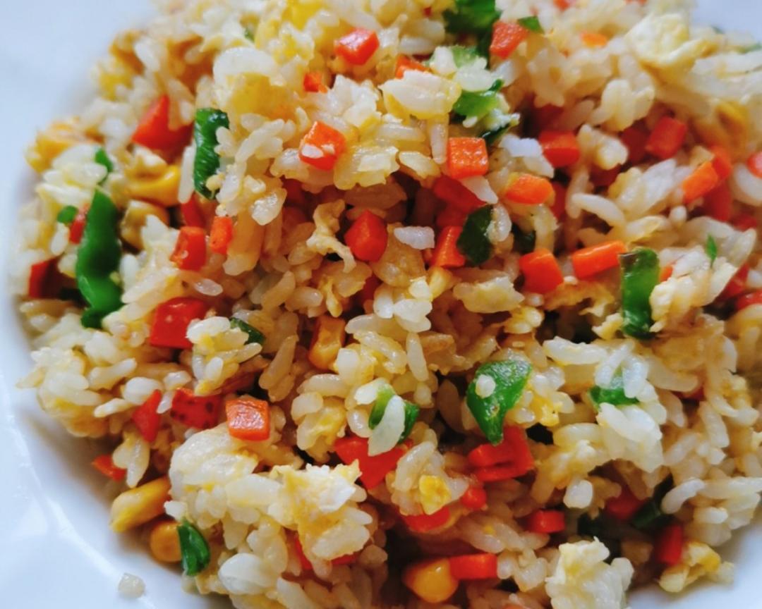 蛋炒饭(胡萝卜青椒玉米粒)