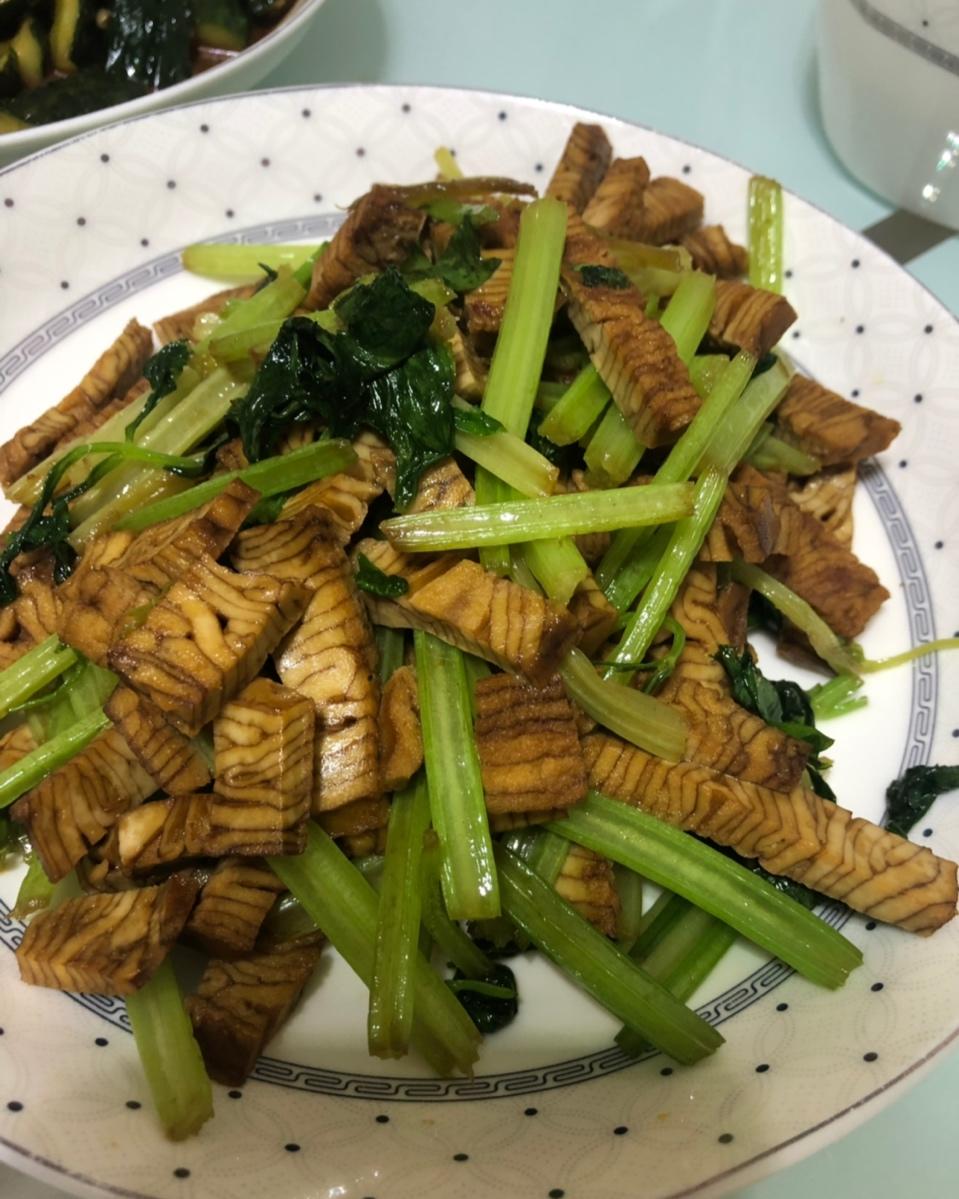 素菜：芹菜炒豆腐干