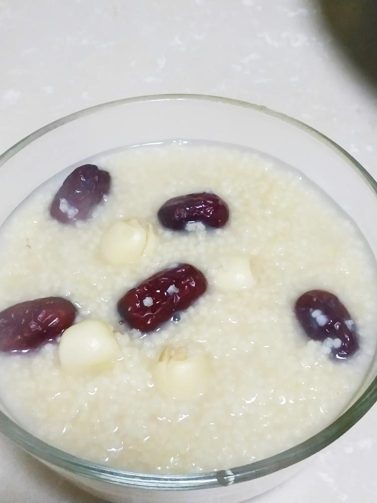 小米莲子红枣粥——十五分钟搞定,莲子熟烂好吃.