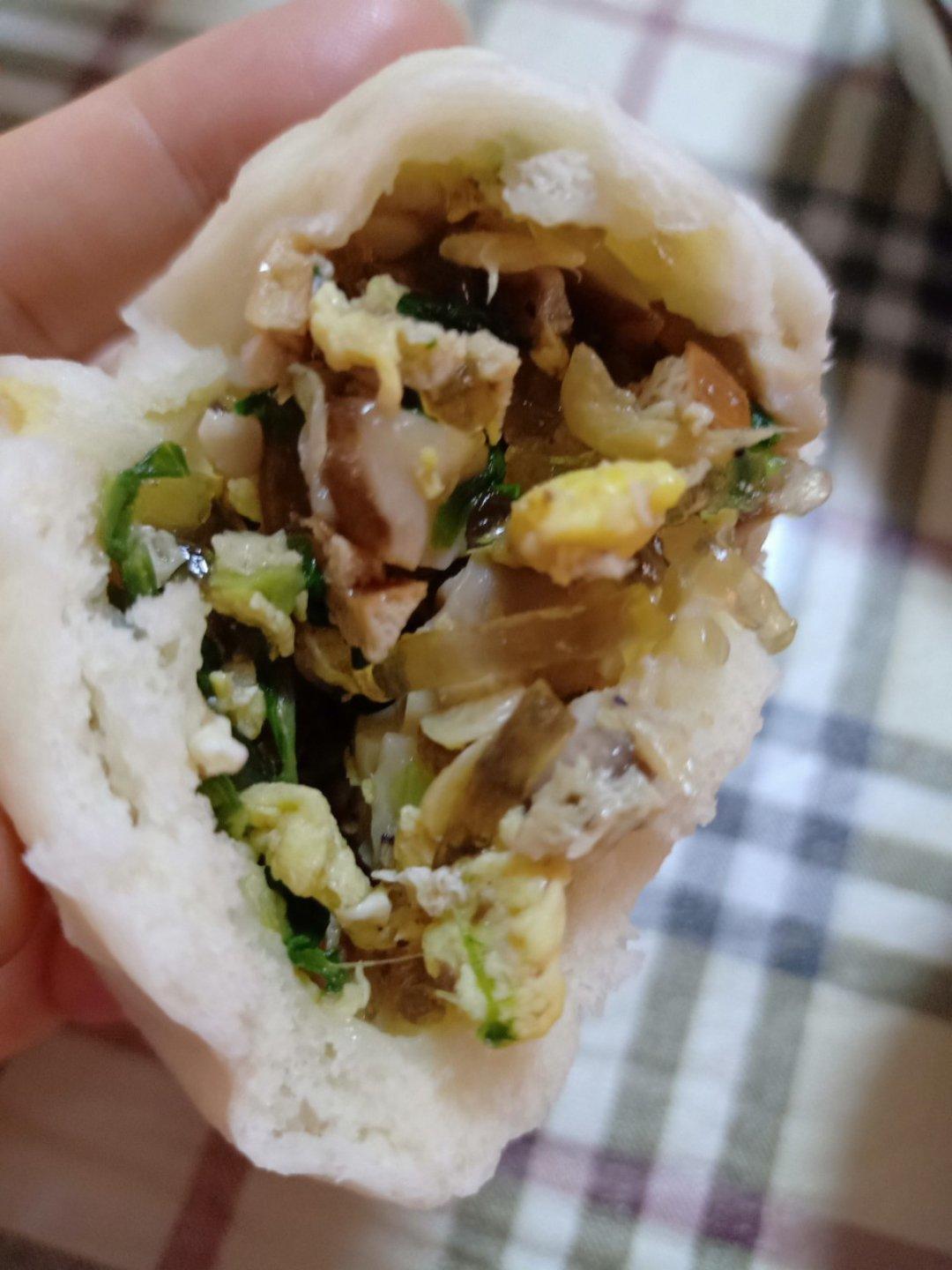 松软的素馅包子