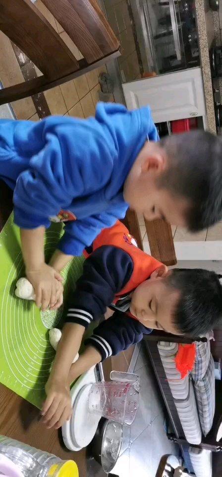 妈妈们快看，这道甜品是会跳舞的，孩子们一定喜欢！——芒果千层糕