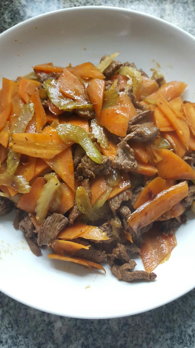 胡萝卜芹菜炒牛肉的做法