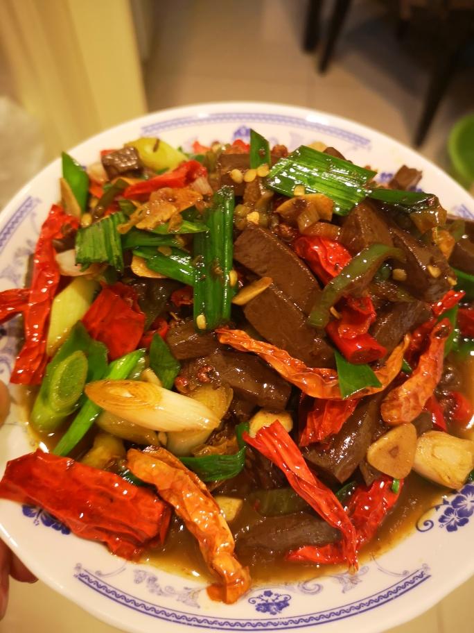 蒜苗炒鸭血的做法