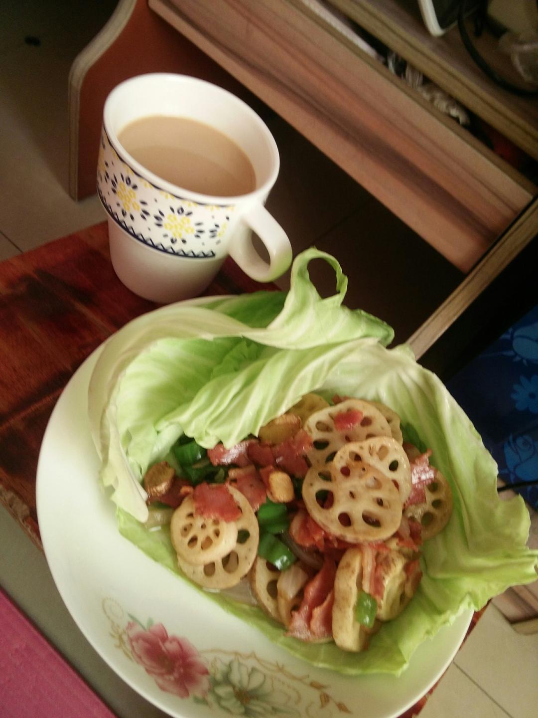 藕片，洋葱，培根，白菜，青椒，盐，醋，花椒奶茶与藕片尾曲的做法