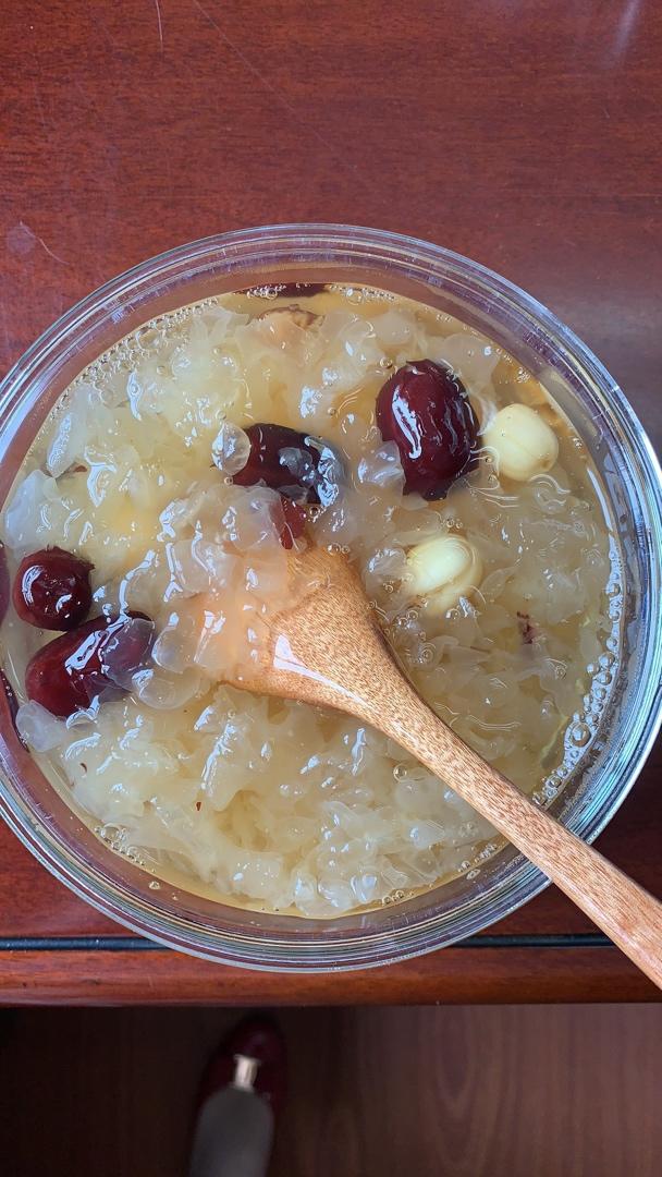 冰糖银耳红枣汤