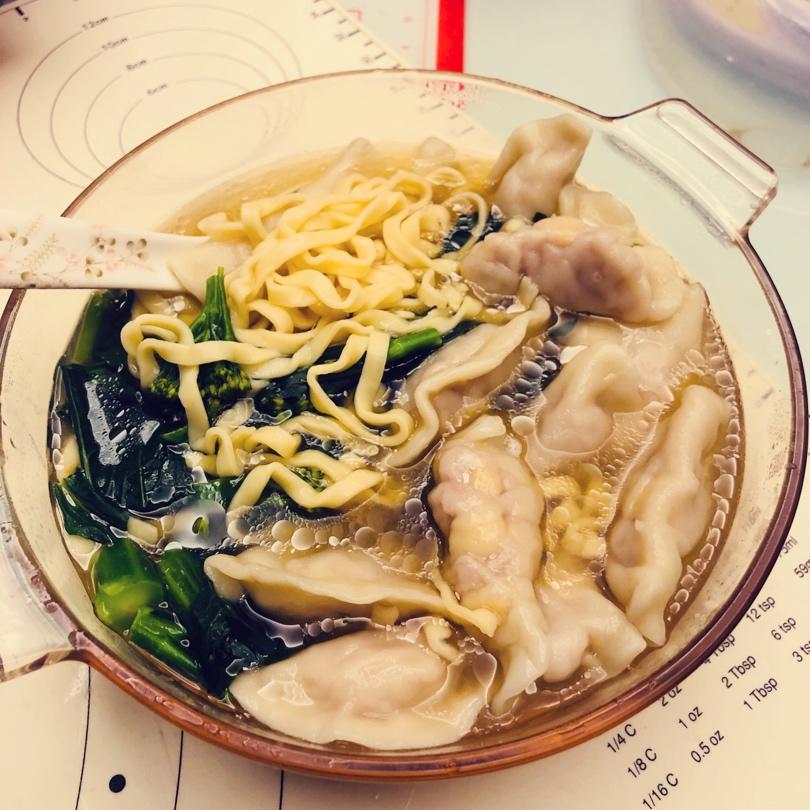 适合儿童的菠菜面和胡萝卜面条